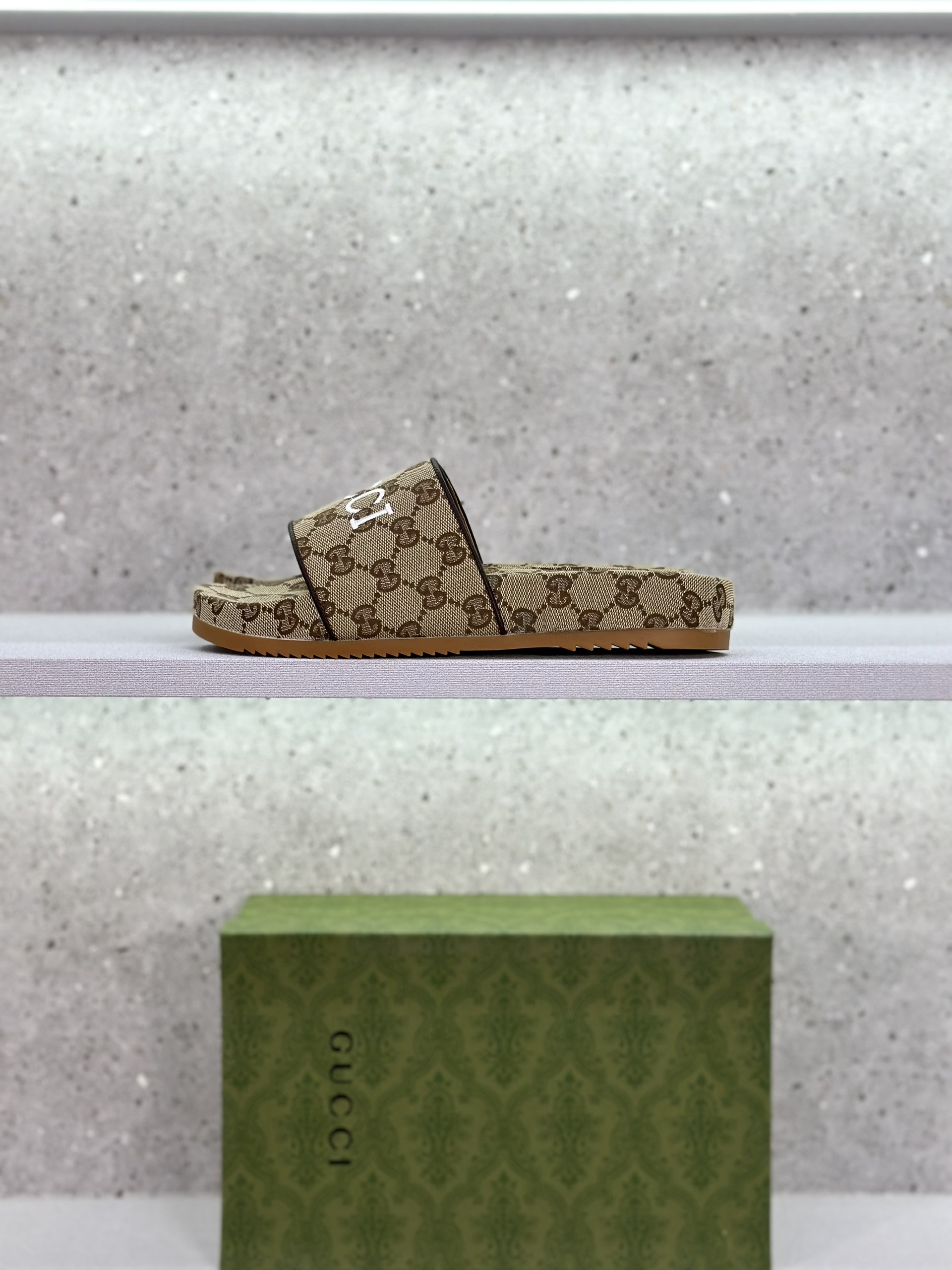 Dép lê quai ngang Gucci GC vải Nâu họa tiết logo GG nhỏ full phối chữ Trắng thêu Like Auth on web fullbox bill thẻ VTN